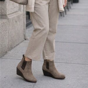 Clarks Clarkdale 2 Dark Olive Suede Chelsea Boots Wedge Comfort Booties Size 9.5